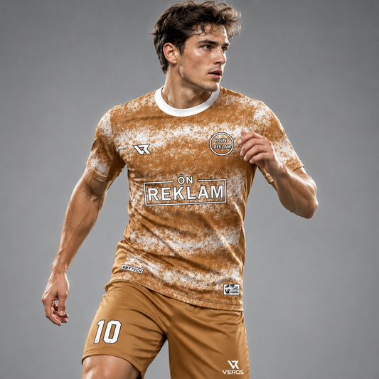 Turuncu Beyaz Fırça Desenli Halı Saha Forması VF000108 - sporcu üzerinde