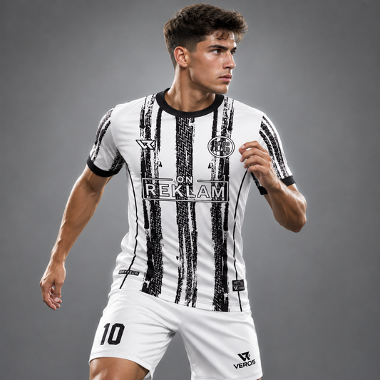 Beyaz Siyah Fırça Desenli Halı Saha Forması VF00096 - sporcu üzerinde